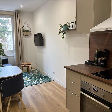 Elegant T2 A Bron, Tramway A 2Min, Box Parking, 4Personnes Apartment Luaran gambar