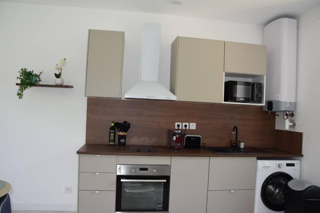 Elegant T2 A Bron, Tramway A 2Min, Box Parking, 4Personnes Apartment Luaran gambar
