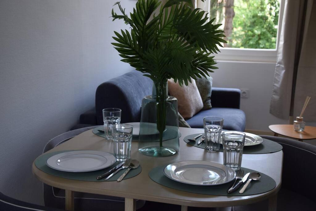 Elegant T2 A Bron, Tramway A 2Min, Box Parking, 4Personnes Apartment Luaran gambar