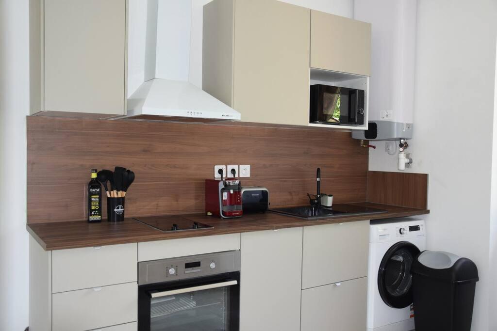 Elegant T2 A Bron, Tramway A 2Min, Box Parking, 4Personnes Apartment Luaran gambar